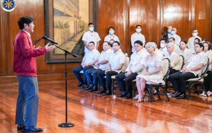 <p><strong>PRUDENT</strong>. President Ferdinand R. Marcos Jr. meets Manila local government officials in a courtesy call at Malacañan Palace on Wednesday (Dec. 7, 2022). In his speech, Marcos reminded local government units (LGUs) to be more prudent in the use of government funds and assets, citing the scarcity of resources and limited fiscal space. <em>(Photo courtesy of Bongbong Marcos' Facebook page)</em></p>