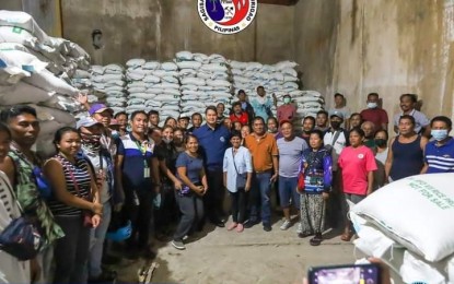 <p><strong>RICE SEEDS FOR FARMERS.</strong> Farmer beneficiaries pose with the sacks of rice seeds at a warehouse in Surigao City on Wednesday (Dec. 7, 2022). About 1,907 rice farmers from Surigao City’s 34 barangays benefited from the two-day rice seeds distribution, which was funded under the National Rice Program of the Department of Agriculture. <em>(Photo courtesy of Surigao City PIO)</em></p>