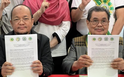 <p><strong>JOINT EFFORT.</strong> Bangsamoro Autonomous Region in Muslim Mindanao (BARMM) Health Deputy Minister Dr. Zul Qarneyn Abas (left) and BARMM Education Minister Mohagher Iqbal (right) during the signing Thursday (Dec. 8, 2022) of the joint memorandum circular on the operational guidelines to support the rollout of Covid-19 vaccination in schools. Data from both agencies showed that only 3,124 out of 1,051,384 schoolchildren in BARMM have been vaccinated. <em>(Photo courtesy of MBHTE-BARMM)</em></p>