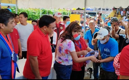 <p><strong>CASH AID.</strong> Senator Imee Marcos (3rd from left) on Friday (Dec. 8, 2022) leads the distribution of financial assistance under the assistance to individuals in crisis situation (AICS) program in Manaoag town, Pangasinan on Dec. 8. About 4,000 beneficiaries from four localities in the Ilocos Region received PHP3,000 each from the AICS program of the Department of Social Welfare and Development. <em>(PNA photo by Hilda Austria)</em></p>