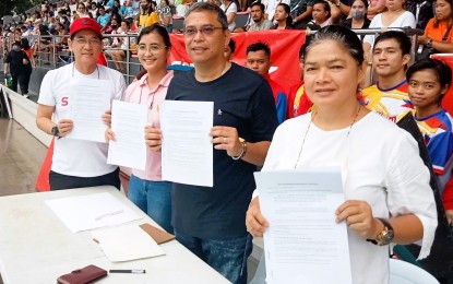 <p><strong>PARTNERSHIP</strong>. Officials from the Philippine Finswimming Federation, Inc. (PFFI) and Congress of Philippine Aquatics, Inc. (COPA) show copies of the agreement for the formation of a competitive team for the 2023 Cambodia SEA Games during the 1st COPA-<em>Samahang Manlalangoy sa Pilipinas</em> Christmas Friendship Swimfest held at the Rizal Memorial Sports Complex swimming stadium in Malate, Manila on Saturday (Dec. 10, 2022). (L-R) COPA member Chito Rivera, finswimming national coach Mary Ann Reyes, COPA head Eric Buhain and PFFI president Maria Tatjana Claudeene Medina. <em>(Contributed photo) </em></p>