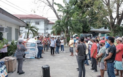 <p><strong>AGRI-INPUTS DISTRIBUTION.</strong> Another batch of farmers in Ilocos Norte receives various agricultural inputs at the Provincial Agriculture Office on Friday (Dec. 9, 2022). The provincial government also established a hotline where farmers can call or text for assistance. <em>(Courtesy of Provincial Government of Ilocos Norte)</em></p>