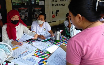 <p><strong>VOTER SIGN-UP RESUMES.</strong> Commission on Elections (Comelec) personnel check documents submitted by a voter registrant at the Comelec office at Magsaysay Park, Davao City on Monday (Dec. 12, 2022). The Comelec has resumed voter registration which would run until Jan. 31, 2023. <em>(PNA photo by Robinson Niñal Jr.)</em></p>