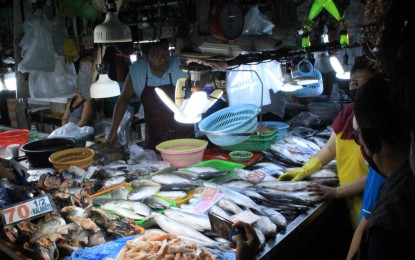 <p><strong>DIALOGUE.</strong> Bureau of Fisheries and Aquatic Resources representatives conduct a wet market tour in Metro Manila from Nov. 24 to Dec. 3, 2022. They talked to fish vendors and informed them about the law against the selling of certain imported products. <em>(Courtesy of BFAR)</em></p>
