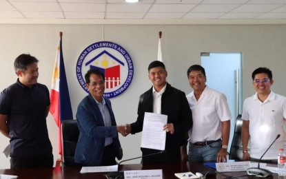 <p><strong>HOUSING PROJECT.</strong> Department of Human Settlements and Urban Development (DHSUD) Secretary Jose Rizalino Acuzar (in blue jacket) signed a memorandum of understanding (MOU) with Camarines Sur Gov. Vincenzo Renato Luigi Villafuerte (black jacket) on Sunday (Dec. 11, 2022) for a 10,000-unit housing project. The governor was accompanied by Camarines Sur Second District Rep. Luis Raymund Villafuerte Jr. and Board Member Niño Tayco.<em> (Photo from DHSUD's official Facebook account)</em></p>