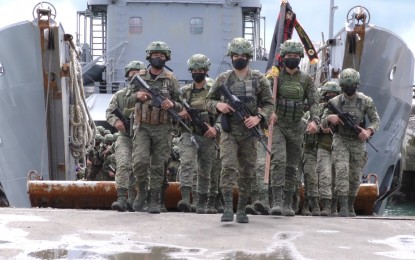 <p><strong>ELITE FORCE.</strong> The Philippine Army in Eastern Visayas welcomes the arrival of the 4th Scout Ranger Battalion at the Calbayog City port in Samar province on Sunday (Dec. 11, 2022). The elite force will help the 8th Infantry Division in its fight against insurgency. (<em>Photo courtesy of Philippine Army 8th Infantry Division)</em></p>