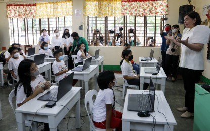 <p><strong>REFORM.</strong> Vice President and Education Secretary Sara Duterte speaks to learners during the inspection of free fiber optic Internet connection and installation of smart TV at the Pinaglabanan Elementary School in San Juan City on Dec. 13, 2022. The Department of Education announced that the first day of the pilot implementation of the MATATAG K to 10 Curriculum on Monday (Sept. 25, 2023) was positively met. <em>(PNA file photo by Joey O. Razon)</em></p>