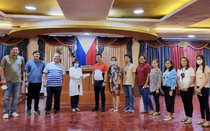<p><strong>MEDICAL TRUST FUND</strong>. Officials of the city government of Batac, led by Mayor Albert Chua, turn over a check worth PHP2 million to Dr. Liberty Leaño of the Mariano Marcos Memorial Hospital and Medical Center at the Sangguniang Panlungsod Session Hall. Batac residents can get in touch with the hospital to avail of the medical assistance. <em>(Photo courtesy of the City Government of Batac)</em></p>