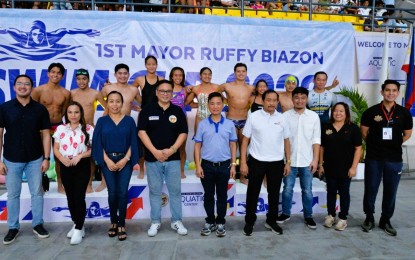 <p><strong>SWIMMING EVENT</strong>. Muntinlupa City Mayor Ruffy Biazon (standing, 4th from left) poses with outstanding junior swimmers (back row) during the opening of the 2022 Holiday Swim Cup at the Muntinlupa Aquatics Center on Dec. 3, 2022. The Mabalacat Flying Barracudas tallied 280 points to rule the Class A category of the swimming event. <em>(Contributed photo)</em></p>