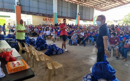 <p><strong>CHRISTMAS CARAVAN</strong>. The provincial government of Ilocos Norte, led by Governor Matthew Joseph Manotoc, distributes noche buena (Christmas eve) packages to indigent families in the province. This is part of the local government's week-long Christmas caravan. <em>(Photo courtesy of the Provincial Government of Ilocos Norte)</em></p>