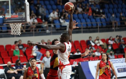 <p><strong>BAY AREA.</strong> Andrew Nicholson of Bay Area soars for the jam against June Mar Fajardo at the start of the PBA Commissioner’s Cup semifinals on Wednesday (Dec. 14, 2022) at the PhilSports Arena in Pasig City. Bay Area rallied from a 16-point deficit to steal Game 1 of their best-of-five series, 103-102. <em>(Photo courtesy of PBA Images)</em></p>
