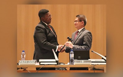 <p><strong>NEW HEAD.</strong> Philippine Ambassador to the Netherlands J. Eduardo Malaya (right) receives the PCA gavel from outgoing President of the PCA Administrative Council and South African Ambassador to The Netherlands Vusi Madonsela. Malaya is the first Filipino and second non-Dutch national to head the council, according to the Department of Foreign Affairs.<em> (Photo courtesy of the Philippine Embassy in The Netherlands)</em></p>