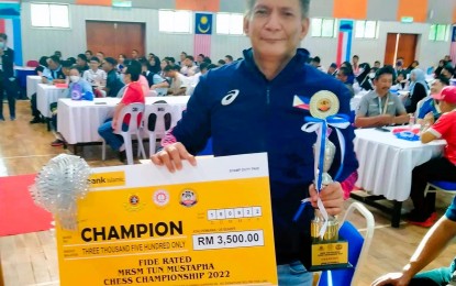 <p><strong>NEW ZEALAND BOUND.</strong> Filipino Grandmaster Rogelio "Joey" Antonio Jr. receives the champion's trophy during the RSM Tun Mustapha Championship in Sabah, Malaysia on Sept. 18, 2022. He is scheduled to join the Bob Wade Masters and Challengers in New Zealand from January 13 to 21 next year. <em>(Contributed photo)</em></p>