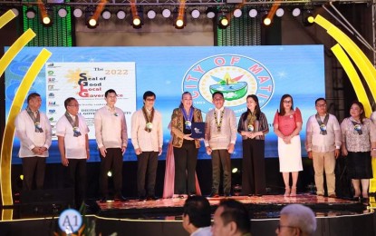 <p><strong>GOOD GOVERNANCE.</strong> Mati City Mayor Michelle Rabat (5th from left) receives the Seal of Good Local Governance Award from the national government on Dec. 15, 2022 during the awarding ceremony at the Manila Hotel. The cities of Digos in Davao del Sur and Samal in Davao del Norte also received the same accolade. <em>(Photo from Mati CIO)</em></p>
