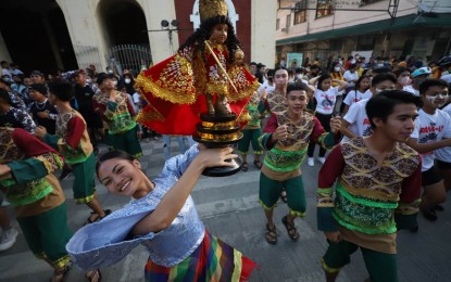 <p><strong>PAMUKAW.</strong> Tribes joining the Barangay Tribes Competition of the Iloilo Dinagyang 2023 show a glimpse of their performance during the Pamukaw (awakening) on Friday (Dec. 16, 2022). The holding of the event showcased Ilonggo resiliency amid the health pandemic.<em> (Photo courtesy of Arnold Almacen/City Mayor’s Office)</em></p>