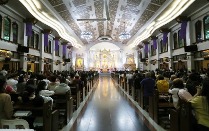 <p><strong>'SIMBANG GABI'.</strong> Catholic devotees attend the first Simbang Gabi at the Sto. Niño de Praga Parish in Cogeo, Antipolo City, Rizal province on Friday (Dec. 16, 2022). The Simbang Gabi is a novena of Masses celebrated daily until Christmas day in honor of the Blessed Virgin Mary. <em>(PNA photo by Joey O. Razon)</em></p>