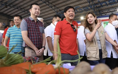 <p><strong>APPROVED</strong>. President Ferdinand R. Marcos Jr. inspects vegetables sold at the Kadiwa ng Pasko site at the Malanday Covered Court in Valenzuela City on Dec. 17, 2022. PUBLiCUS’ PAHAYAG 2022 End of the Year Survey showed 84 percent of the Filipinos approved or strongly approved of the launch of Kadiwa. <em>(File photo)</em></p>