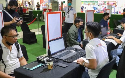 <p><strong>EXERCISE YOUR RIGHTS.</strong> The Commission on Elections holds a demonstration for the Register Anywhere Project at mall in Manila on Nov. 4, 2022. The initiative kicked off Saturday (Dec. 17) in five malls in Metro Manila and one each in Tacloban City in Leyte, Legazpi City in Albay, and Naga in Camarines Sur. <em>(Courtesy of Comelec)</em></p>