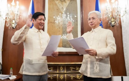 <p><strong>OATHTAKING. </strong>President Ferdinand R. Marcos Jr. (left) during the oathtaking of DTI Secretary Alfredo Pascual held at Malacañang Palace on Friday (Dec. 16, 2022). Pascual's reappointment came after he earlier failed to secure the nod of the Commission on Appointments. <em>(Photo courtesy of OPS) </em></p>
