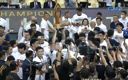 <p><strong>NCAA 3-PEAT. </strong> San Juan De Letran Knights rejoice over their NCAA men's basketball title after beating College St. Benilde, 81-67, in their match Sunday (Dec. 18, 2022) at Ynares Center in Antipolo City. <em>(Screen grab from GMA)</em></p>