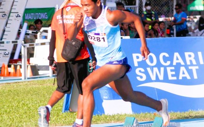 <p><strong>TRIPLE-GOLD WINNER</strong>. Mico Villaran of Bacolod City competes in the 200-meter dash event at the Philippine Sports Commission-Batang Pinoy National Championships at the Quirino Stadium in Bantay town, Ilocos Sur province on Sunday (Dec. 19, 2022). He won the race as well as the 110-meter and 400m hurdles to emerge triple-gold winner in athletics. <em>(Photo courtesy of PSC)</em></p>