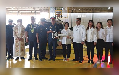 <p><strong>DONATED VEHICLES.</strong> Mayor Sylvia Austria (center) and Sangguniang Bayan members led by Vice Mayor Sylvester Austria (4th from right) of Jaen, Nueva Ecija turn over new vehicles to the local police on Monday (Dec. 19, 2022). The move aims to help boost the anti-criminality drive of the police in the municipality.<em> (Photo by Marilyn Galang)</em></p>