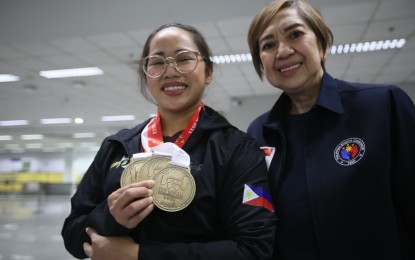 <p>Tokyo Olympic gold medalist Hidilyn Diaz with former world bowling champion Bong Coo. <em>(File photo)</em></p>