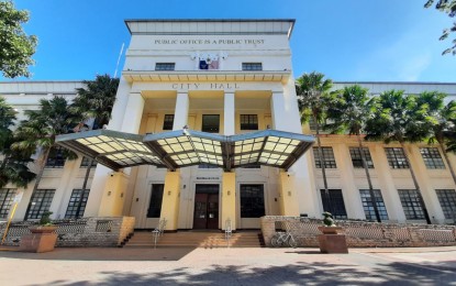 <p>The Cebu City Hall. <em>(PNA file photo by John Rey Saavedra)</em></p>