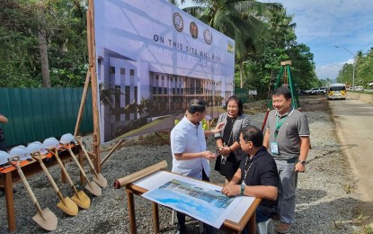<p><strong>DAVAO CITY HOSPITAL</strong>. Officials of Davao City and the University of the Philippines System sign the design perspective of the PHP1.75-billion Davao City Public Hospital (DCPH) on Tuesday (Dec. 20, 2022). The agreement has a term of 25 years, after which the city government will turn over the DCPH to UP. <em>(PNA photo by Nef Luczon)</em></p>
