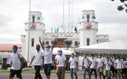 <p><strong>PAROLE</strong>. A total of 118 persons deprived of liberty (PDLs) leave the New Bilibid Prison in Muntinlupa City after being granted clemency by the Department of Justice (DOJ) on Monday (Dec. 19, 2022). The DOJ has so far released nearly 6,000 PDLs this year, including 328 this December. <em>(PNA photo by Yancy Lim)</em></p>