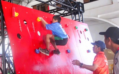 <p><strong>DEMO SPORT.</strong> Roy dela Costa of Baguio City competes in the obstacle sports’ boys' 11-years-old category at the Philippine Sports Commission-organized Batang Pinoy National Championships at the Sta. Catalina Gym in Ilocos Sur on Dec. 19, 2022. Obstacle is included in the Batang Pinoy program as a demonstration sport. <em>(Photo courtesy of PSC)</em></p>