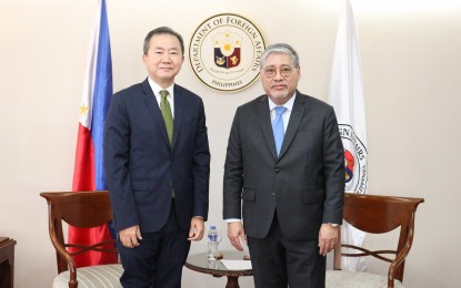 <p><strong>ODA LOANS.</strong> Foreign Affairs Secretary Enrique Manalo and Korean Ambassador to the Philippines Kim In Chul during the signing Wednesday (Dec. 21, 2022) of the framework arrangement between the governments of the Republic of the Philippines and the Republic of Korea concerning loans from the Economic Development Cooperation Fund for the years 2022 through 2026. The agreement allows Manila to tap up to USD3 billion of official development assistance (ODA) loans from Seoul.<em> (DFA photo by Maria Vanessa Ubac)</em></p>