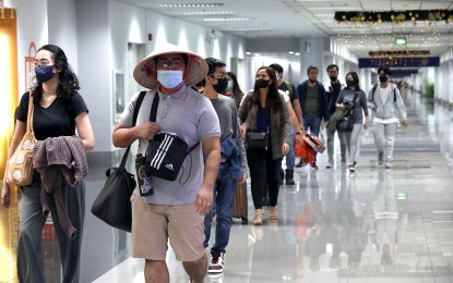 <p><em><strong>CLEAR POLICY</strong>. </em>Undated photo of arriving passengers at the Ninoy Aquino International Airport. Senator Grace Poe on Tuesday (Jan. 3, 2023) urged concerned government agencies to craft a clear policy to be imposed on travelers arriving from China, which currently suffers a surge in the number of Covid-19 cases.<em> (PNA file photo by Avito Dalan)</em></p>