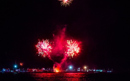 <p><strong>PYROTECHNICS</strong>. A fireworks display lights up the sky fronting Rizal Boulevard in Dumaguete City on New Year's Eve 2022. The city government has not issued an advisory banning the use of firecrackers and pyrotechnics during the holidays. <em>(Photo from Lupad Dumaguete Facebook page)</em></p>