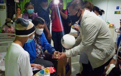 <p><strong>GIFT-GIVING.</strong> Former President Rodrigo Duterte and Senator Christopher Lawrence Go (right) give a Christmas present to a cancer patient at the Southern Philippines Medical Center -Children Cancer Institute in Davao City on Tuesday night (Dec. 20, 2022). The annual visitation to kids with cancer is a long-held personal tradition of Duterte since he was still the mayor of the city. <em>(PNA photo by Robinson Niñal Jr.)</em></p>