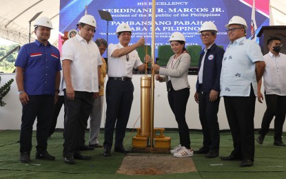 <p><strong>DECENT HOMES.</strong> President Ferdinand R. Marcos Jr. (3rd from left), together with Palayan City Mayor Viandrei Nicole Cuevas (3rd from right), lowers the time capsule during the groundbreaking for the Palayan City Township Housing Project in Nueva Ecija province on Wednesday (Dec. 21, 2022). The community township project under the Pambansang Pabahay Para sa Pilipino Program will give rise to 44 towers with 11,000 housing units. <em>(PNA photo by Rolando Mailo)</em></p>