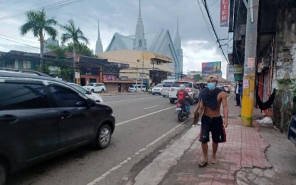 <p><strong>ANTI-MENDICANCY DRIVE</strong>. Photo shows a vagrant walking down Gen. Maxilom Avenue in Cebu City on Thursday (Dec. 22, 2022). The Anti-Mendicancy Board announced it will start apprehending vagrants and street dwellers starting on Friday, and urged those who want to give alms to course their donations through the proper office or charitable institutions to avoid penalties. <em>(PNA photo by John Rey Saavedra)</em></p>