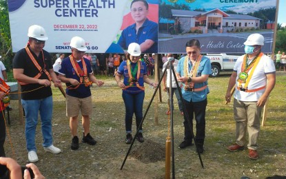 <p><strong>SUPER HEALTH CENTER</strong>. Senator Christopher Lawrence Go (2nd from right) leads the embedding of the capsule during the groundbreaking ceremony of the Super Health Center in Barangay Manat, Nabunturan town, Davao de Oro, on Thursday (Dec. 22, 2022). The PHP11.5 million worth of health facility will provide all the basic health needs of constituents in the province.<em> (PNA photo by Robinson Niñal Jr.)</em></p>