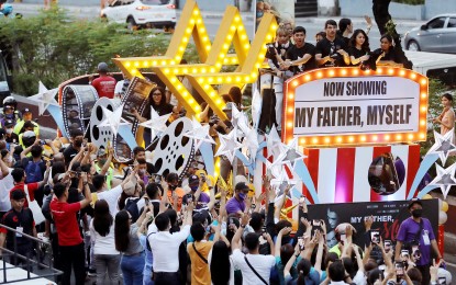 <p><strong>'BIG STEP’.</strong> Fans wave and take photos of the cast of "My Father, Myself" on its float during the Parade of Stars for the Metro Manila Film Festival along Quezon Avenue in Quezon City on Dec. 21, 2022. Interior and Local Government (DILG) Secretary Benhur Abalos said the Metro Manila Council’s move to grant a three-year moratorium on amusement taxes is a big step to revive the local film industry. <em>(PNA photo by Joey O. Razon)</em></p>