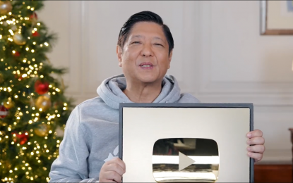 <p><strong>'GOLD PLAY BUTTON'.</strong> President Ferdinand R. Marcos Jr. is ecstatic after earning his YouTube Gold Play Button which is given to content creators with one million followers. Marcos, in a video uploaded on his official Facebook page on Friday (Dec. 23, 2022), thanked his followers for the "best Christmas present." <em>(Screenshot from PBBM's official Facebook page)</em></p>