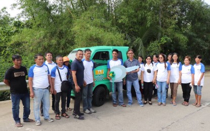 <p><strong>EASY ACCESS.</strong> The Sumagosong Farmers’ Multi-Purpose Cooperative in Quezon province receives a new delivery vehicle from the Department of Agrarian Reform on Dec. 12, 2022. The 30-member cooperative said it can now immediately deliver fresh produce directly to buyers. <em>(Courtesy of DAR)</em></p>