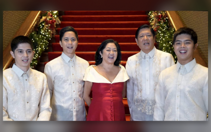 <p><strong>FIRST FAMILY:</strong> President Ferdinand R. Marcos Jr., First Lady Liza Araneta-Marcos and their children, Senior Deputy Majority Leader and Ilocos Norte 1st district Rep. Ferdinand Alexander “Sandro”, Joseph Simon and William Vincent “Vinny” greet Filipinos a merry Christmas in a video uploaded on the President's official Facebook page. <em>(Screengrab from BBM Facebook page)</em></p>