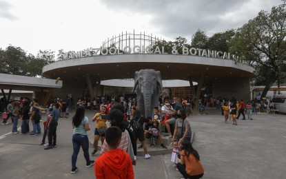 <p><strong>NO RELOCATION.</strong> Families troop to the Manila Zoological and Botanical Garden, commonly known as Manila Zoo, to spend Christmas in this Dec. 25, 2022 photo. Officials of the Manila City government on Monday (July 8, 2024) rejected the call for the zoo's relocation to the Masungi Georeserve in Baras, Rizal. <em>(PNA file photo by Yancy Lim)</em></p>