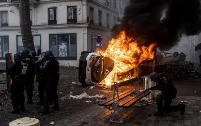 <p><strong>PARIS AS BATTLEFIELD</strong> Supporters of PKK terror group launch violent attacks Saturday.  At least 31 police officers hurt in the protest as the supporters marched to the the Boulevard du Temple in Paris.  (<em>Anadolu)</em> </p>