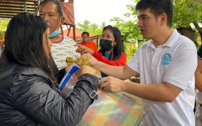 <p><strong>RELIEF</strong>. Mayor John Dalipe (right) and Vice Mayor Josephine Pareja (not in photo) lead the distribution of relief goods on Sunday (Dec. 25, 2022) to families affected by flood in Zamboanga City. One was confirmed dead while 748 families in 10 villages were affected by flood due to incessant rains that started on Christmas eve. <em>(Photo courtesy of City Hall PIO)</em></p>