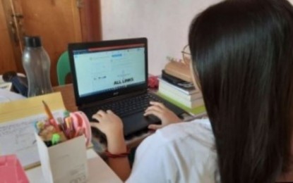 <p><strong>LEARNING RECOVERY.</strong> File photo shows a student participating in an online class. DepEd-7 Regional Director Salustiano Jimenez on Tuesday (Dec. 27, 2022) cited the crucial role of parents in the recovery program to help learners catch up from learning losses due to the pandemic. <em>(PNA file photo by John Rey Saavedra)</em></p>
