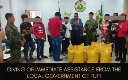 <p><strong>NEW CHAPTER.</strong> Mayor Romeo Tamayo (back to camera) of Tupi, South Cotabato, distributes cash aid to former communist rebels after they surrendered to the government on Monday (Dec. 26, 2022). The surrenderers will be enrolled in the government’s Enhanced Comprehensive Local Integration Program. <em>(Photo courtesy of Tupi MIO)</em></p>