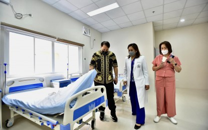<p><strong>INSPECTION.</strong> Pampanga Governor Dennis Pineda inspects the Diosdado P. Macapagal Memorial Hospital (DPMMH). With him are hospital chief Dr. Fleur Zapanta (center) and DOH-3 Regional Director Corazon Flores (right). The newly renovated DPMMH is located in Guagua town which was inaugurated on Tuesday (Dec. 27, 2022) <em>(Photo courtesy of the provincial government of Pampanga)</em></p>