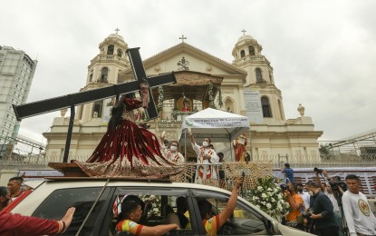 <div class="x11i5rnm xat24cr x1mh8g0r x1vvkbs xdj266r x126k92a">
<div dir="auto">A priest blesses a replica of the Nuestro Padre Jesus Nazareno in front of the Quiapo Church in Manila on Dec. 27, 2022. <em>(PNA photo by Yancy Lim)</em></div>
</div>