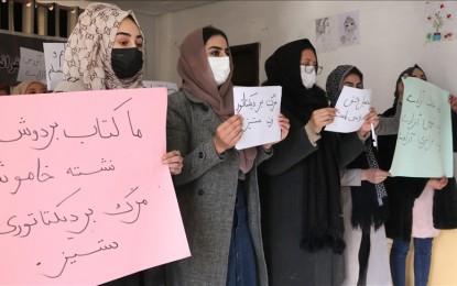 <p>Afghan female students react against Taliban's university ban in Kabul, Afghanistan in December 2022 <em>(Anadolu foto)</em></p>